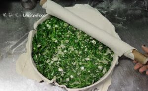 spanakoprasopita-se-tapsi--tis-konstantinas