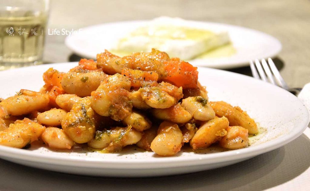 Γίγαντες πλακί στο φούρνο με φρέσκια ντομάτα