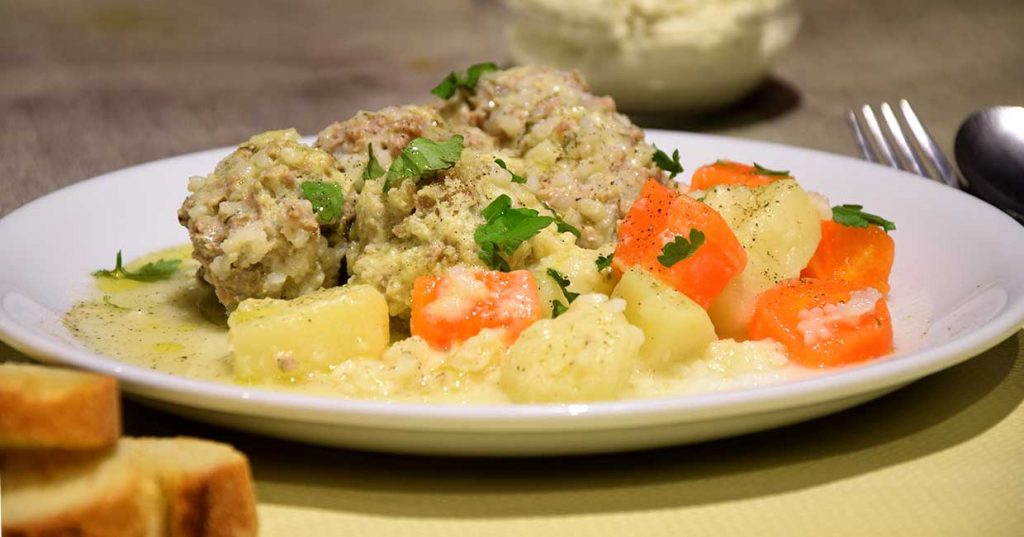 Γιουβαρλάκια με λαχανικά αυγολέμονο