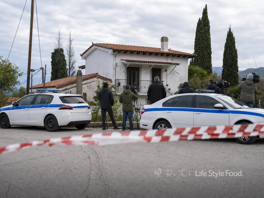 διπλή δολοφονία αίγιο: αστυνομία έξω από σπίτι στον Λόγγο