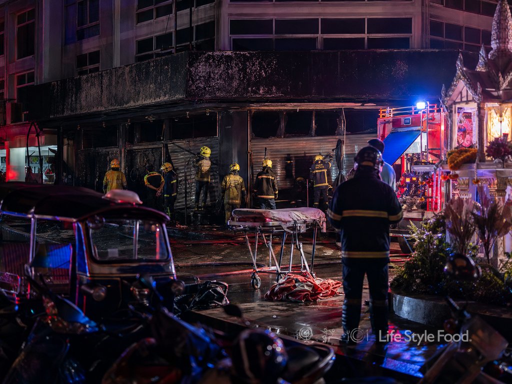 φωτιά σε μπαρ μπανγκόκ, πυροσβέστες και σάκοι νεκρών