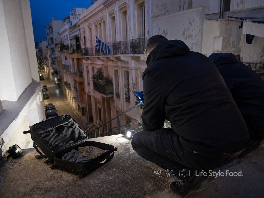 βαλίτσα κυψέλη σε εγκαταλελειμμένο κτίριο στο κέντρο της Κυψέλης