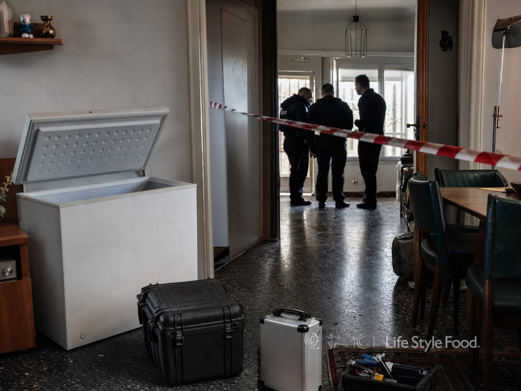 νεκρό βρέφος κυψέλη: εσωτερικό διαμερίσματος με αστυνομική έρευνα